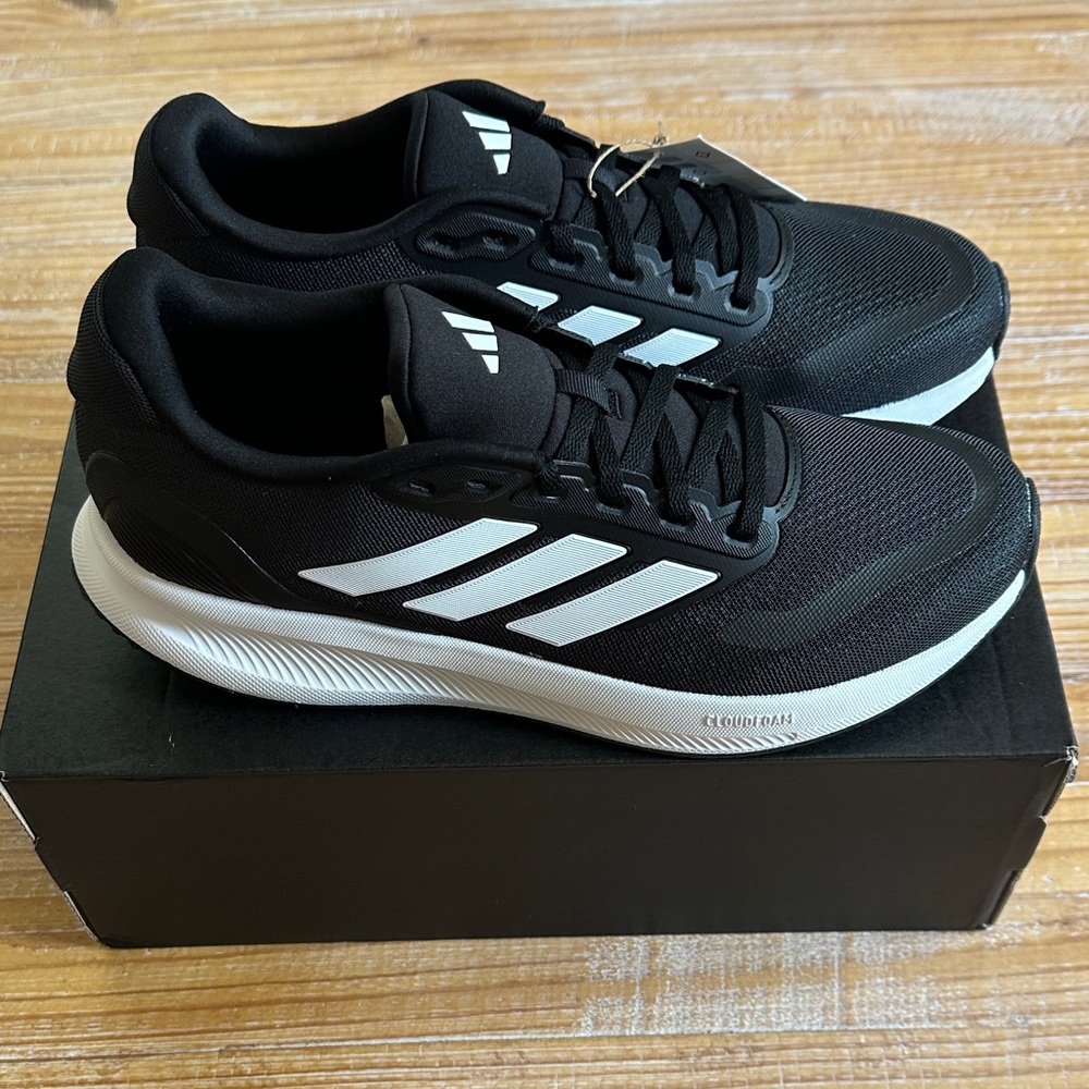 Adidas Runfalcon 5 in a Women’s 8.5 Black with White Stripe Athletic Sneakers